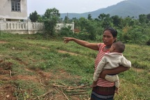 Người phụ nữ dân tộc hiến đất làm trường học