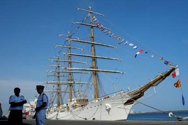 Tàu hải quân Argentina bị... chủ nợ bắt giữ