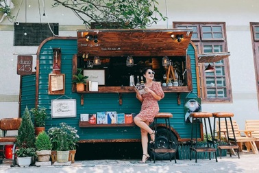 Quán cà phê trên chiếc "ô tô tự chế" của nhóm bạn trẻ ở Đà Nẵng