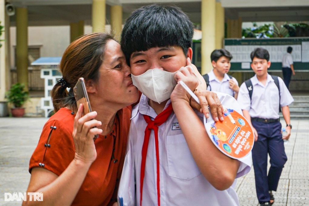 Miễn học phí cho con giáo viên: Hợp lý với giáo viên, bất công với xã hội - 2