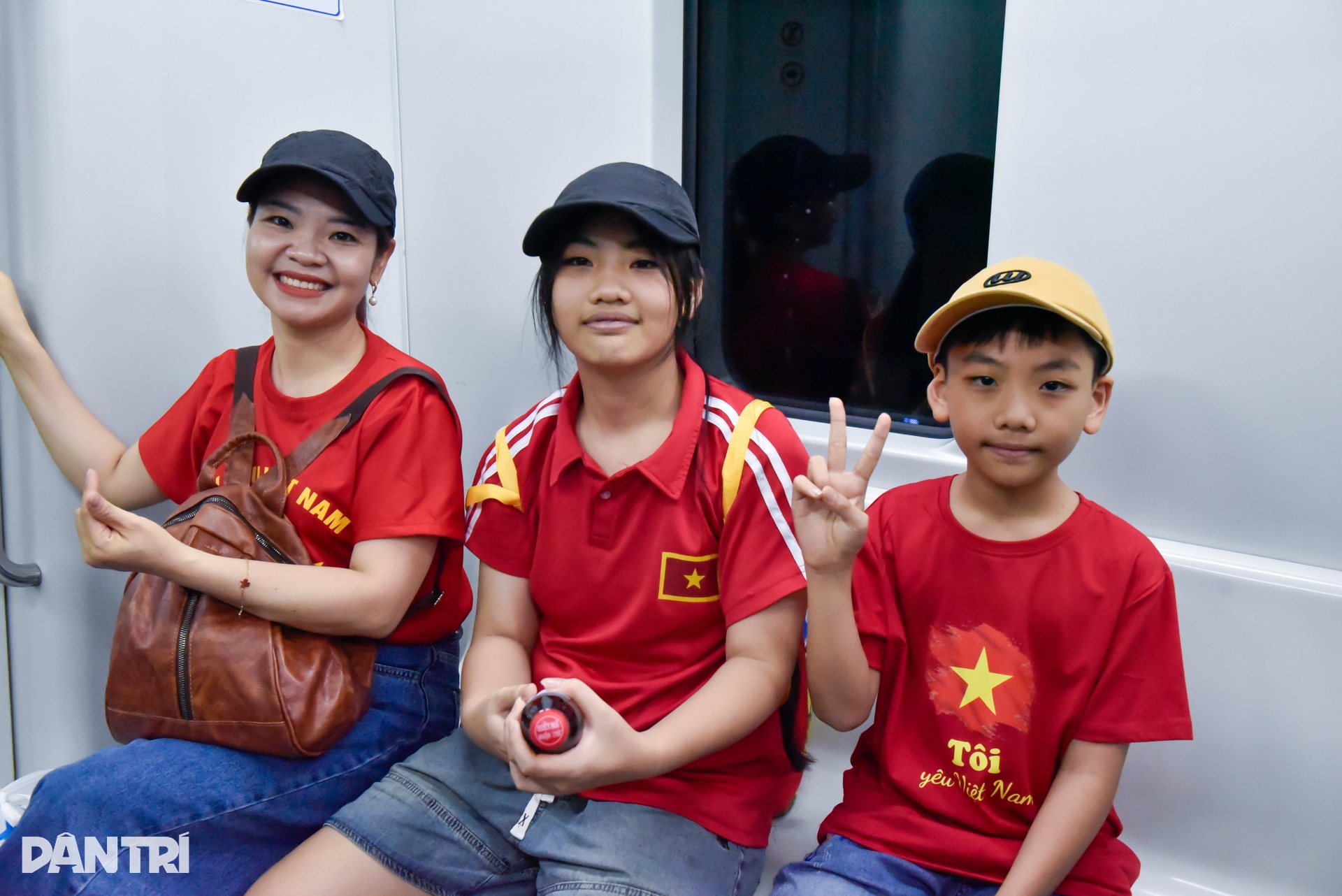 Hà Nội: Xuyên đêm nối những nhịp tàu rạo rực tình yêu đất nước - 7 Hà Nội: Xuyên đêm nối những nhịp tàu rạo rực tình yêu đất nước - 7