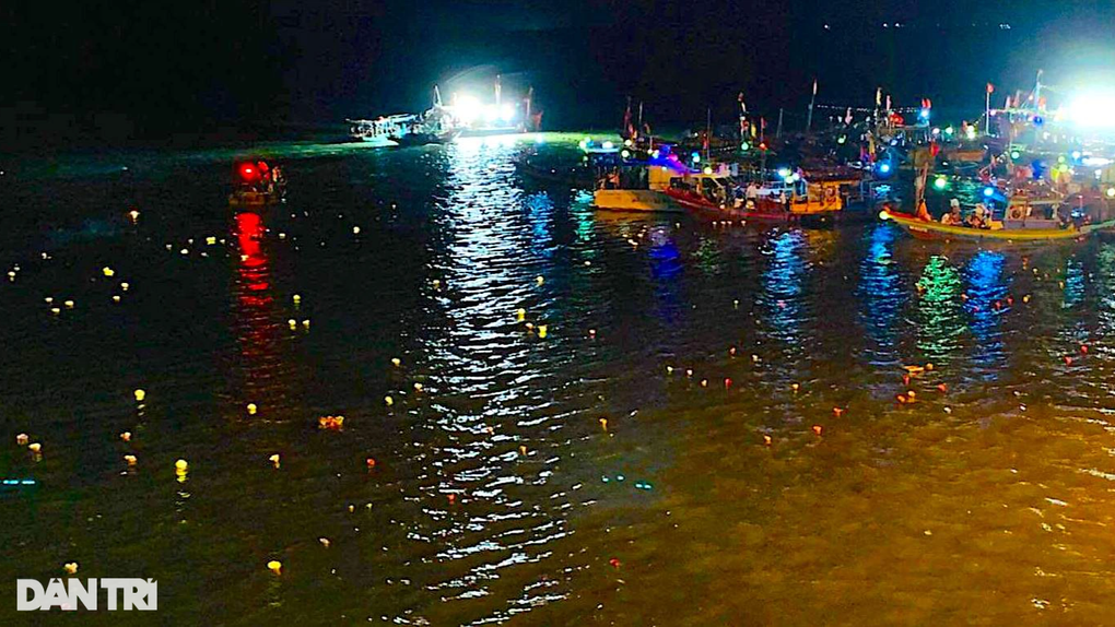 Hội hoa đăng tri ân các anh hùng liệt sĩ bên bờ Lam giang - 5 Hội hoa đăng tri ân các anh hùng liệt sĩ bên bờ Lam giang - 5