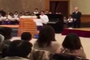 Cậu bé gặp thất bại nhiều lần khi nhảy ngựa và phản ứng đầy ý nghĩa của những người bạn xung quanh khiến người xem bất ngờ