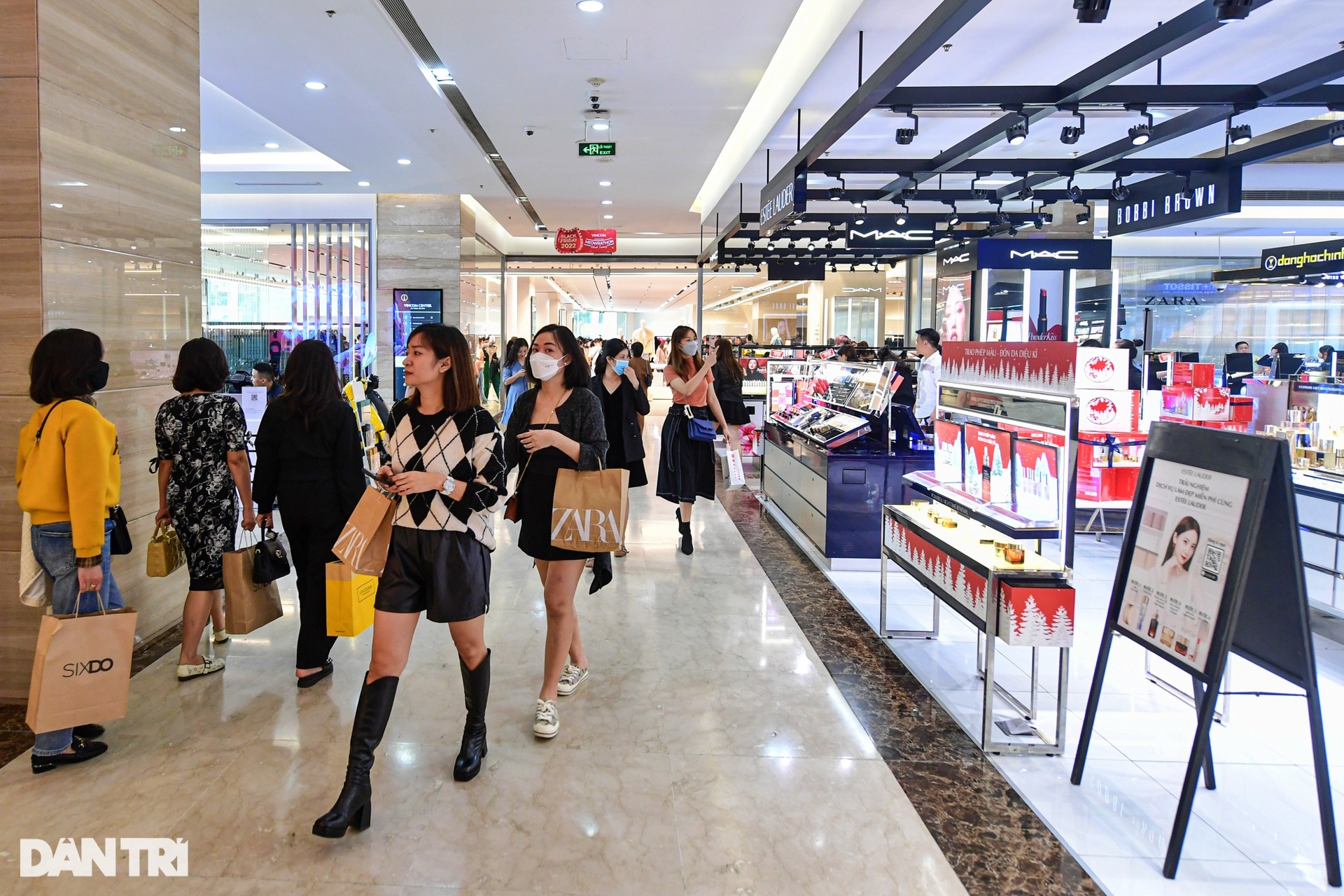 Lỉnh kỉnh túi lớn túi bé săn sale Black Friday, hóa đơn chục triệu đồng - 8 Lỉnh kỉnh túi lớn túi bé săn sale Black Friday, hóa đơn chục triệu đồng - 8