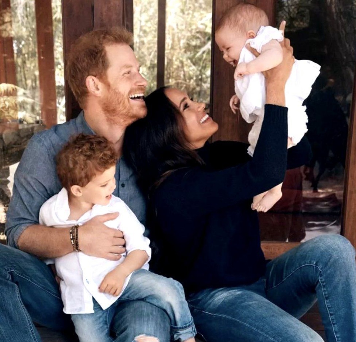 Vợ chồng Harry - Meghan công bố ảnh con gái - 2 Vợ chồng Harry - Meghan công bố ảnh con gái - 2