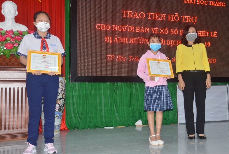 Sóc Trăng hỗ trợ hơn 4.500 người bán vé số phải dừng bán vì dịch Covid-19 - 2 Sóc Trăng hỗ trợ hơn 4.500 người bán vé số phải dừng bán vì dịch Covid-19 - 2