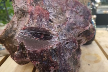 Tìm được 2 khối đá nghi là "báu vật" long diên hương trên biển Quảng Ngãi