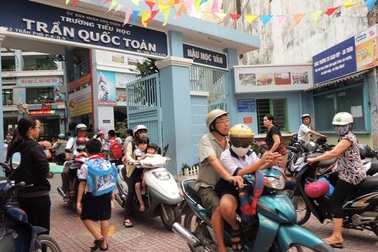 Giáo viên dạy thêm công khai trong trường: Không phải chủ trương của trường?