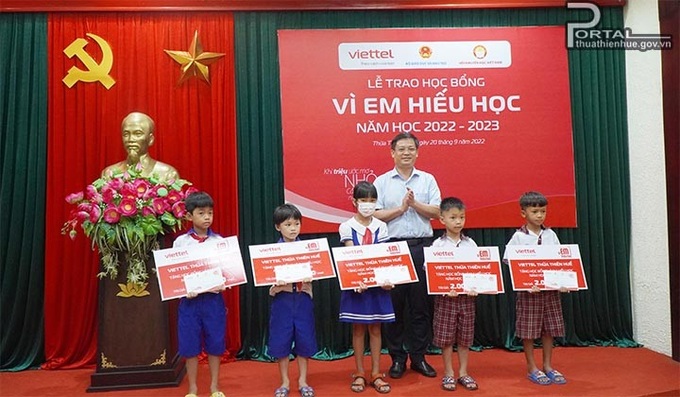Ban tổ chức trao học bổng Vì em hiếu học cho học sinh có hoàn cảnh khó khăn vươn lên trong học tập.