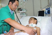 Té lầu, bé trai 5 tuổi bị hàng rào cắt lìa khí quản