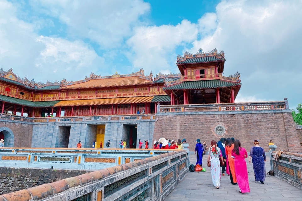 Phái đẹp diện áo dài tham quan di tích miễn phí ngày 8/3 - 6 Phái đẹp diện áo dài tham quan di tích miễn phí ngày 8/3 - 6