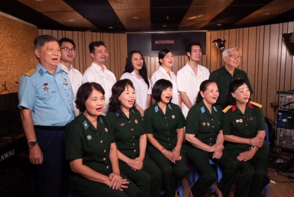 Bùi Tiến Dũng, Ngọc Khuê cùng gần 20 nghệ sĩ tiếp sức cho vùng “tâm dịch” - 4 Bùi Tiến Dũng, Ngọc Khuê cùng gần 20 nghệ sĩ tiếp sức cho vùng “tâm dịch” - 4