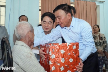 Thường trực Ban Bí thư Trần Cẩm Tú thăm hỏi người dân vùng lũ Khánh Hòa