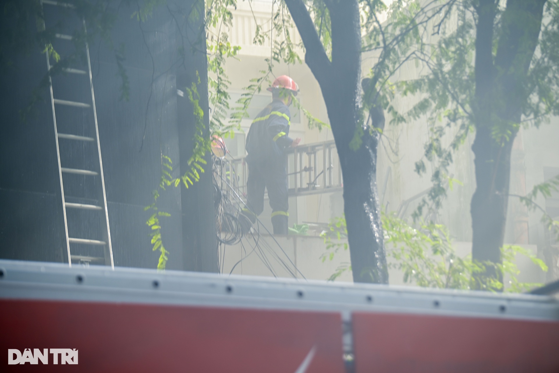 Cháy lớn quán rượu gần chợ Bến Thành: Lực lượng chức năng nỗ lực dập lửa - 15 Cháy lớn quán rượu gần chợ Bến Thành: Lực lượng chức năng nỗ lực dập lửa - 15
