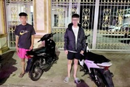 Nhóm thanh thiếu niên đi xe không biển số, cầm theo kiếm “dương oai”