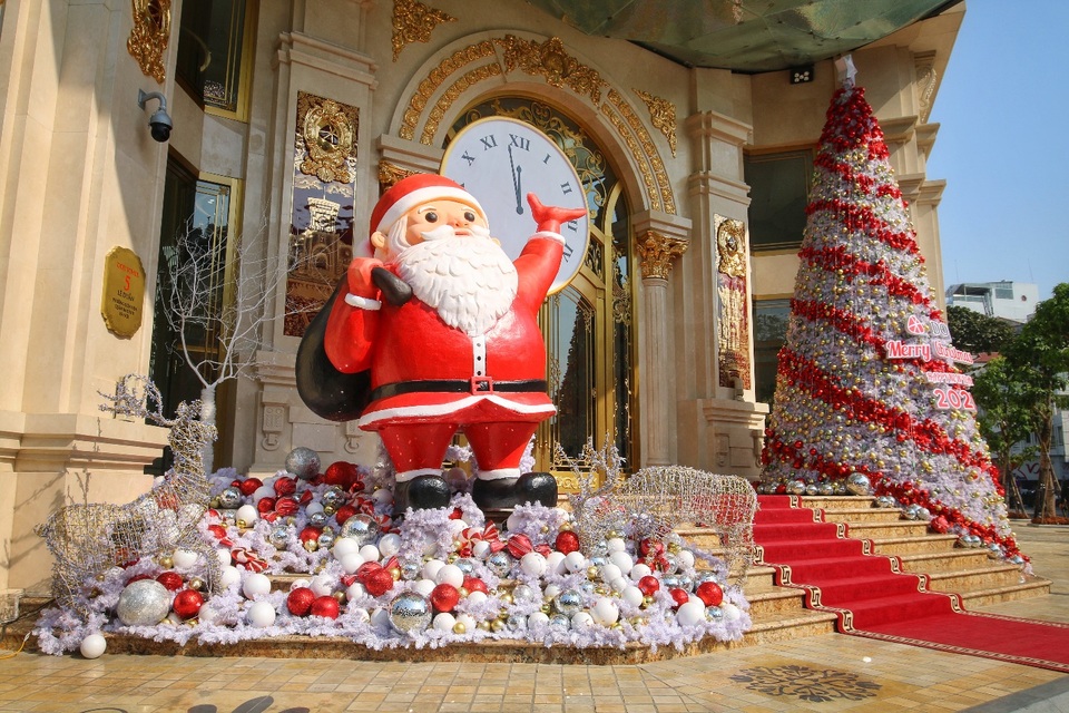 Chiêm ngưỡng những cây thông Noel khổng lồ trên đường phố Hà Nội - 6 Chiêm ngưỡng những cây thông Noel khổng lồ trên đường phố Hà Nội - 6