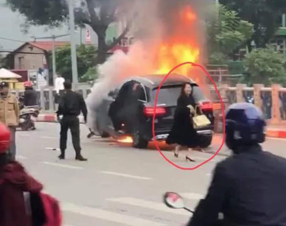 Hà Nội: Khởi tố vụ án nữ tài xế xe Mercedes gây tai nạn chết người - 1 Hà Nội: Khởi tố vụ án nữ tài xế xe Mercedes gây tai nạn chết người - 1