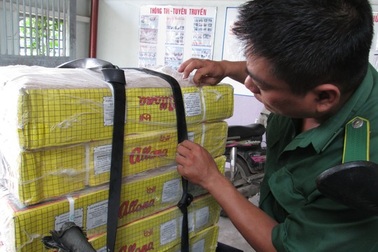 Lo thịt bẩn ung dung lên bàn ăn