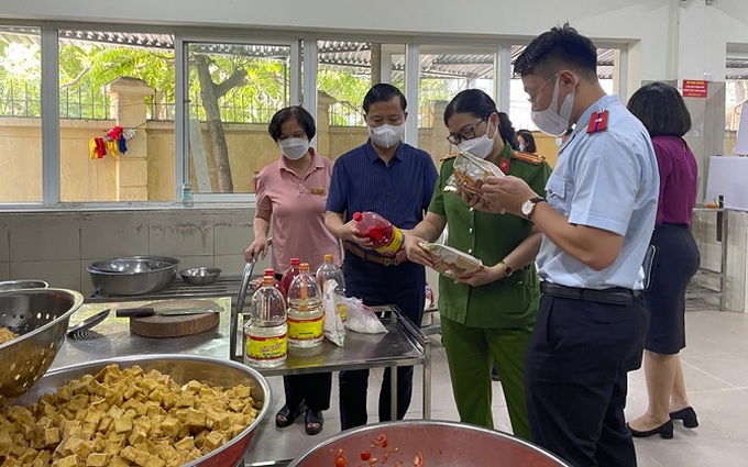 Bảo đảm an toàn thực phẩm tại các bếp ăn tập thể.