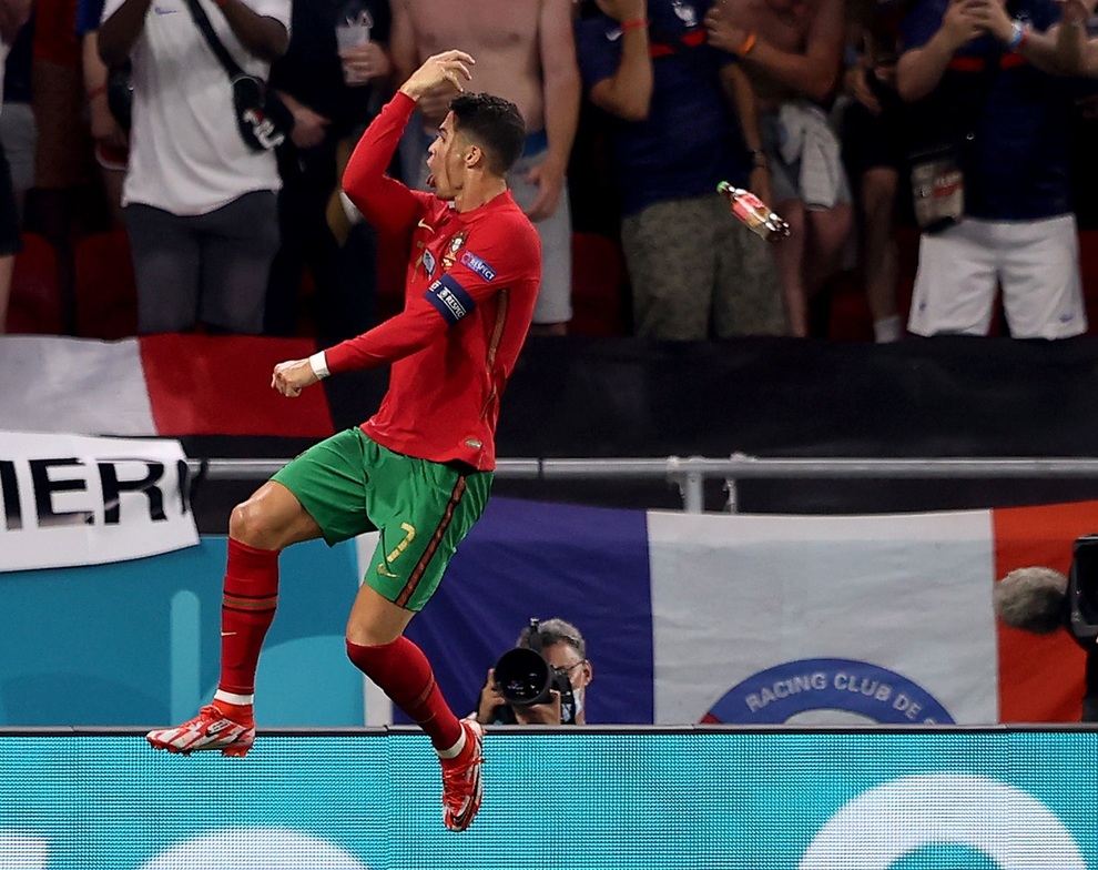 C.Ronaldo bị ném nguyên chai nước ngọt khi ăn mừng bàn thắng - 3 C.Ronaldo bị ném nguyên chai nước ngọt khi ăn mừng bàn thắng - 3