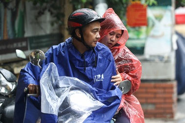 Hà Nội: Nhiều trường cho học sinh, sinh viên nghỉ học gấp vì bão Wipha