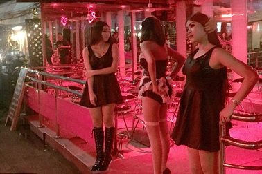 Gái mại dâm mặc đồ đen trong ngày "phố đèn đỏ" Thái Lan mở cửa trở lại