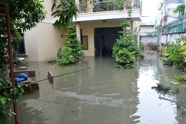 Rung chấn khi ép cọc đã làm sập tường bao, gây ngập nặng ở TPHCM