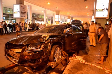 Ô tô lao lên nhà ga quốc tế sân bay Tân Sơn Nhất tông hơn chục người nhập viện