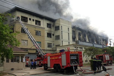 Cháy lớn tại khu chế xuất, hàng ngàn người di tản khẩn cấp