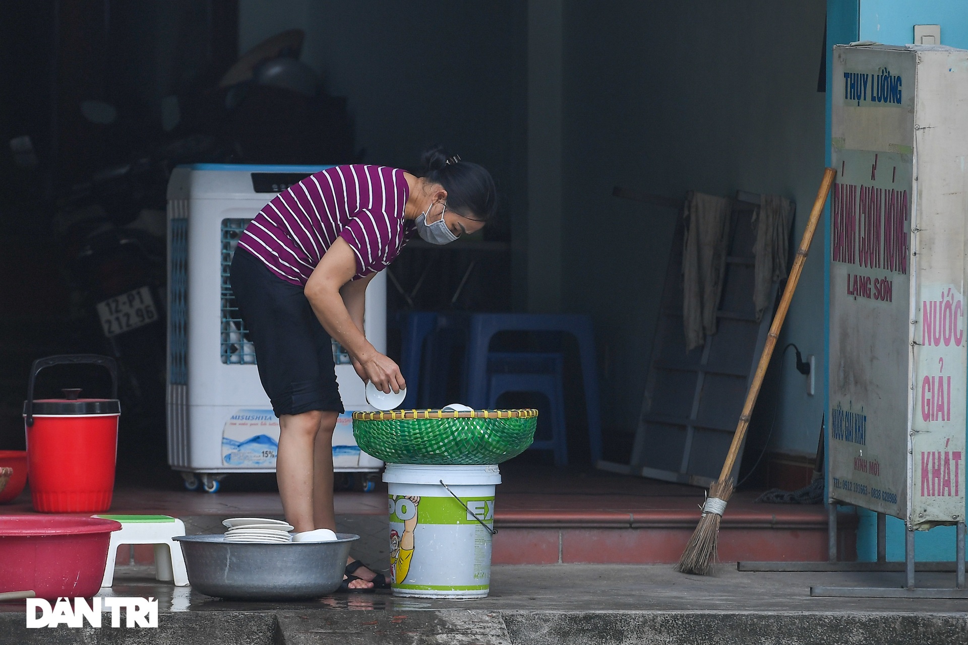 Hà Nội: Ùn tắc phương tiện ở chốt vùng đỏ, mở lại hàng quán tại vùng xanh - 2 Hà Nội: Ùn tắc phương tiện ở chốt vùng đỏ, mở lại hàng quán tại vùng xanh - 2