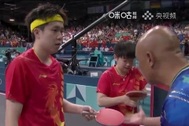 Vận động viên bóng bàn Trung Quốc bị loại sốc sau sự cố gãy vợt