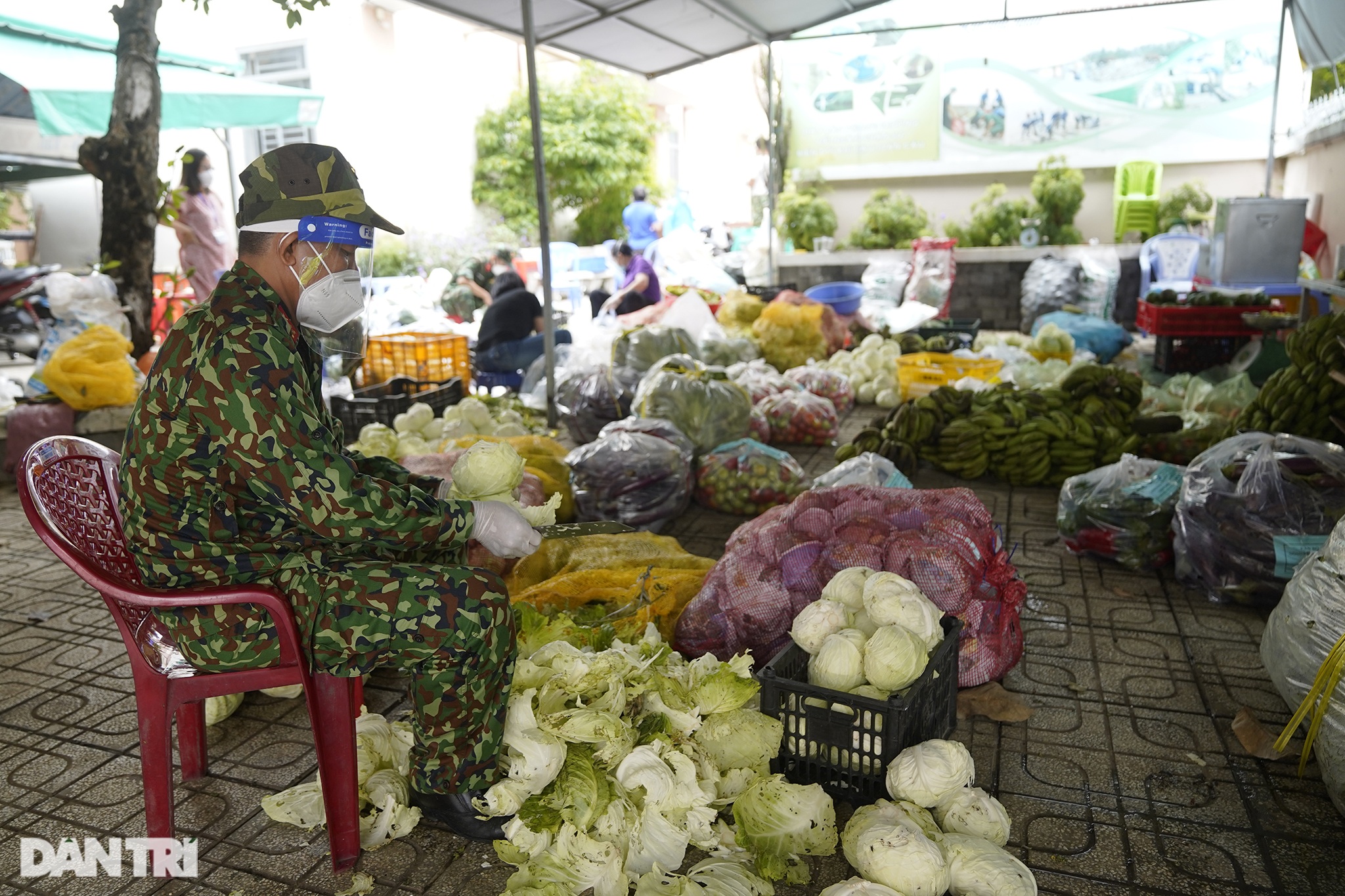 Dịch bệnh nguy hiểm, hẻm nhỏ chằng chịt không làm nản chí bộ đội giúp dân - 2 Dịch bệnh nguy hiểm, hẻm nhỏ chằng chịt không làm nản chí bộ đội giúp dân - 2