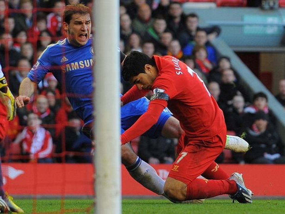 Trước mặt đồng đội, Suarez vẫn một mực phủ nhận cắn Ivanovic - 1 Trước mặt đồng đội, Suarez vẫn một mực phủ nhận cắn Ivanovic - 1