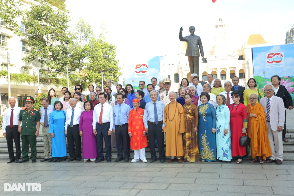 Đoàn đại biểu TPHCM dâng hoa tượng đài Chủ tịch Hồ Chí Minh - 3 Đoàn đại biểu TPHCM dâng hoa tượng đài Chủ tịch Hồ Chí Minh - 3