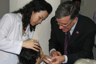 500 người nghèo được sáng mắt