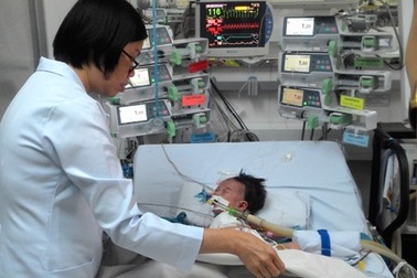 Bé gái 5 tháng tuổi "nhường" ca mổ tim cứu chị