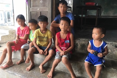 Mẹ nhảy cầu tự tử bỏ lại 6 con thơ