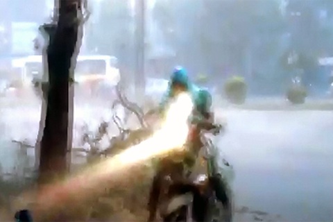 Clip nam thanh niên thoát nạn trong cơn giông khủng khiếp ở Hà Nội