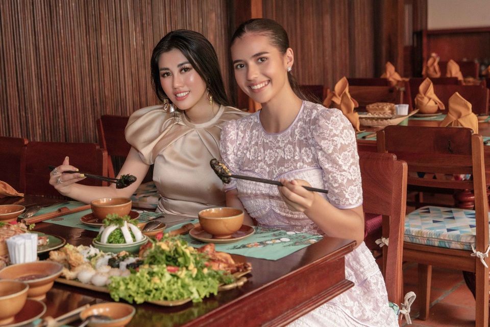 Hoa hậu siêu quốc gia ăn món ngon miền Tây cùng Emily Hồng Nhung - 6 Hoa hậu siêu quốc gia ăn món ngon miền Tây cùng Emily Hồng Nhung - 6