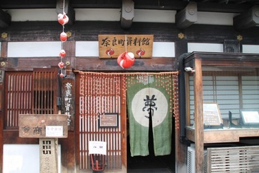 Khỉ nhồi bông vải đỏ: "Bùa hộ mệnh" đặc biệt treo trước cửa nhà