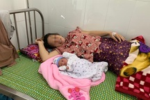 Cứu sống mẹ con sản phụ vỡ ối trên đường đi, sa dây rốn