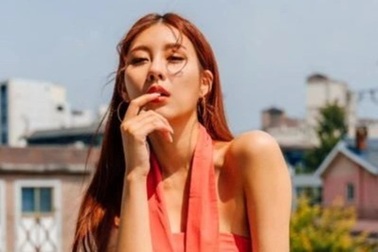 Nữ ca sĩ Hàn Quốc gây tranh cãi vì yêu người hơn 23 tuổi