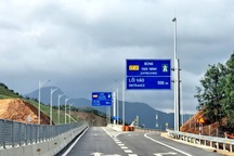 Tài xế bối rối với biển chỉ dẫn "song sinh" ở lối vào cao tốc