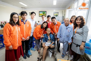 Tấm bánh nghĩa tình đặc biệt của sinh viên dành tới các hoàn cảnh khó khăn