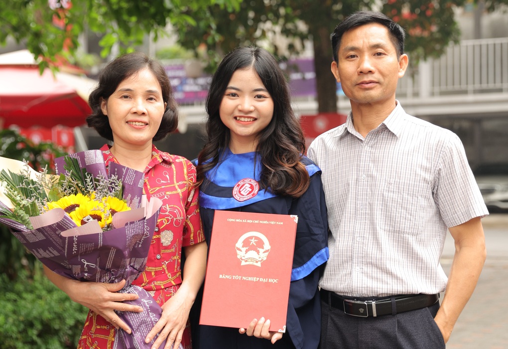 Nữ sinh học khiêm tốn ở phổ thông thành thủ khoa sớm đại học top - 2 Nữ sinh học khiêm tốn ở phổ thông thành thủ khoa sớm đại học top - 2