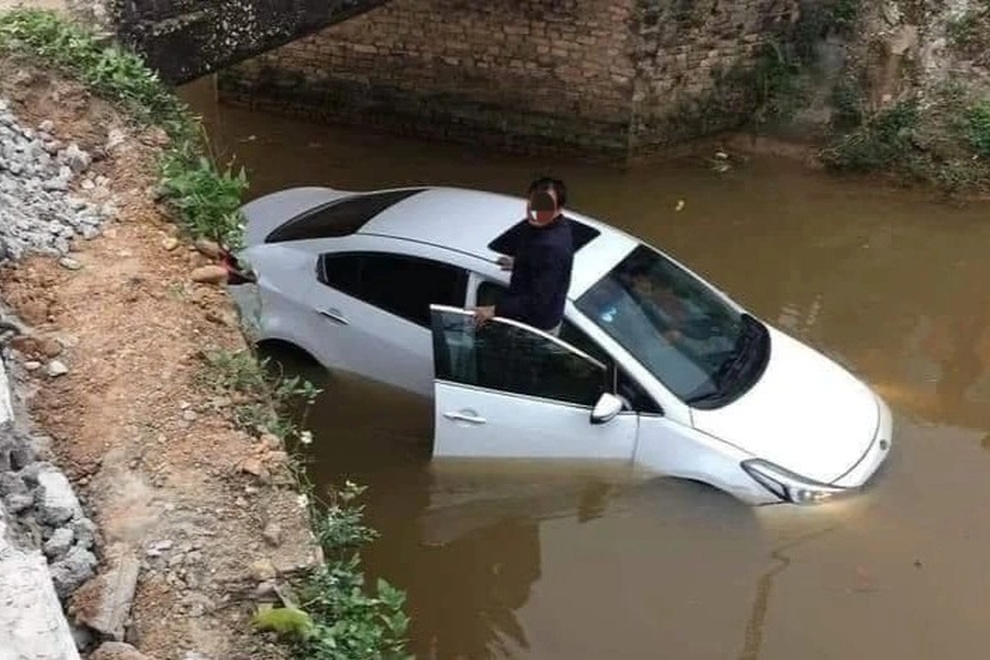 Ô tô ôm cua cực gắt, lao thẳng xuống sông đầy khó hiểu - 1 Ô tô ôm cua cực gắt, lao thẳng xuống sông đầy khó hiểu - 1