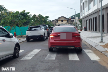 Ở nhà xã hội nhưng đi xe hơi, còn khiếu nại "sao không có chỗ đỗ xe"