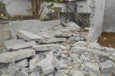 Sang hàng xóm chơi bị tường đổ đè tử vong