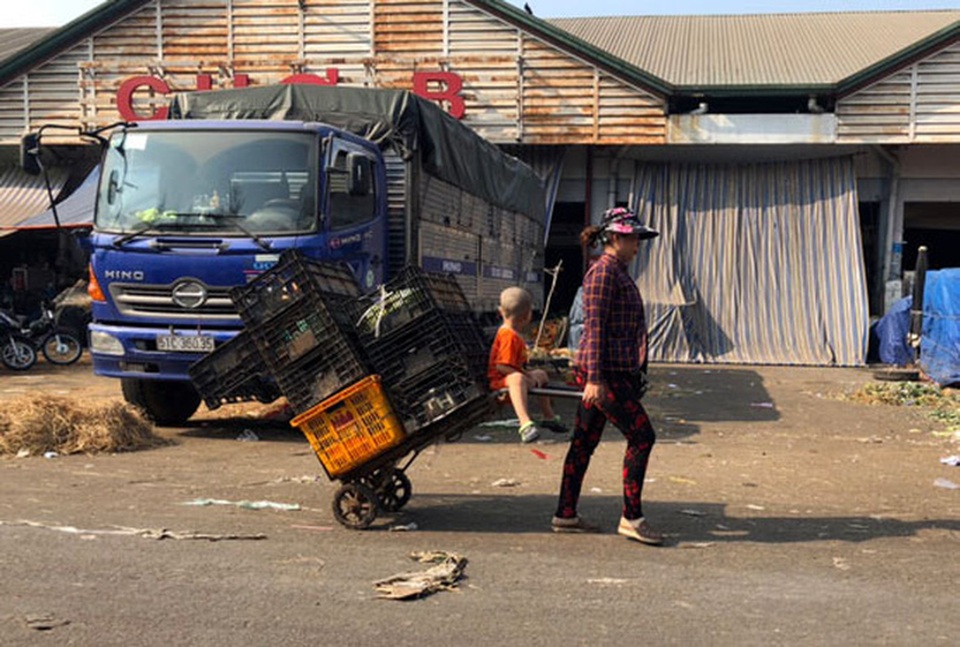 Công nhân bươn chải cuối năm - 1 Công nhân bươn chải cuối năm - 1