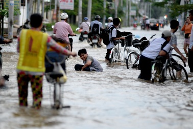 TP HCM: Triều cường dâng cao, nhiều người ngã sõng soài trong dòng nước